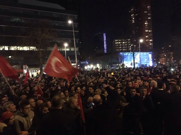 Hollanda temsilcilikleri önünde protesto