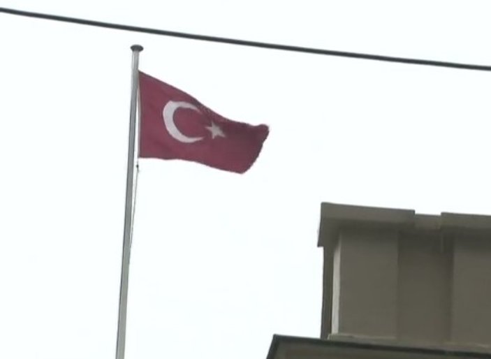 Hollanda konsolosluğunda Türk bayrağı göndere çekildi