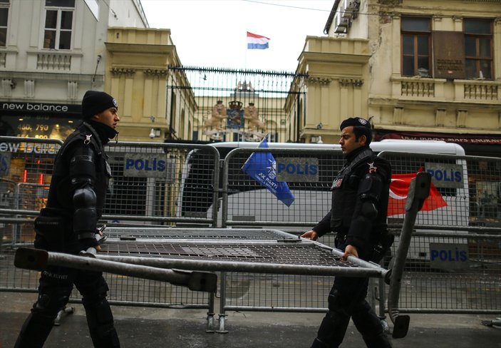 Hollanda konsolosluğunda Türk bayrağı göndere çekildi