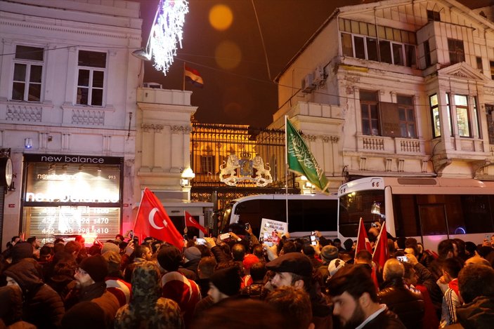 Hollanda temsilcilikleri önünde protesto