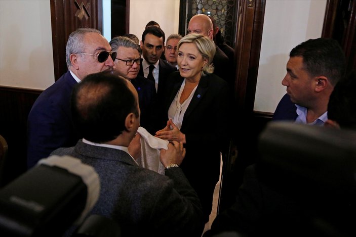 Cumhurbaşkanı adayı Le Pen'in başörtüsü yasağı vaadi