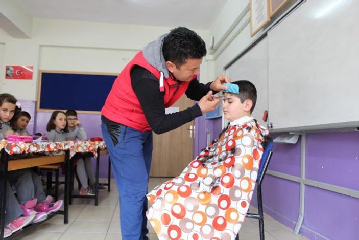 Öğrencilerini gönüllü olarak tıraş eden öğretmen