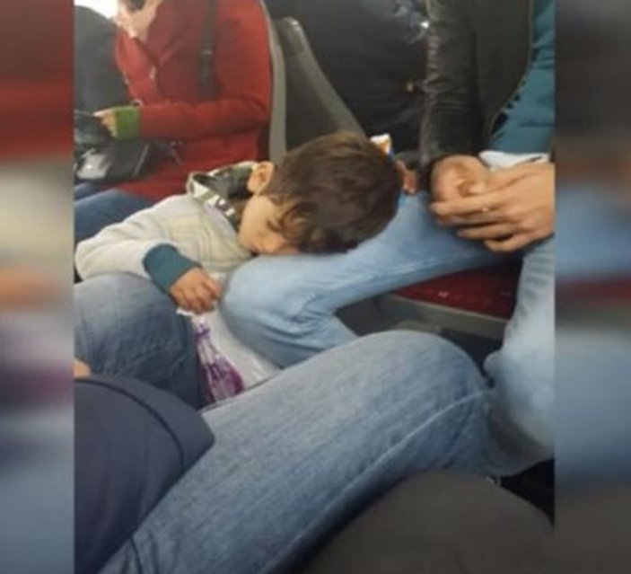 Metrobüste mendil satan çocuk yolcunun dizinde uyudu