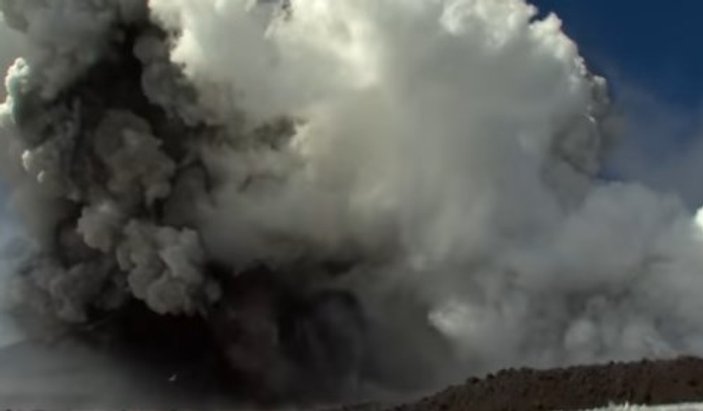 Etna Yanardağı patladı, BBC muhabiri de yaralandı