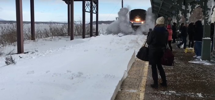 ABD'de tren kar birikintisini yararak geçti