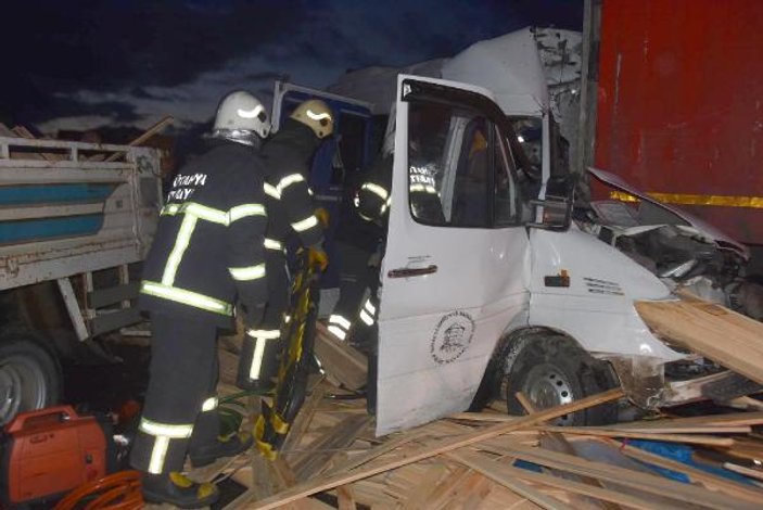 Kütahya'da zincirleme kaza: 2 ölü 13 yaralı