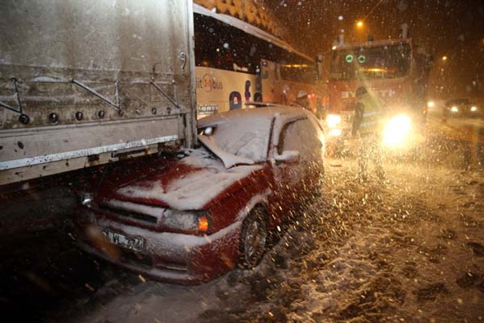 Bolu Dağı'nda kar kazalara yol açtı