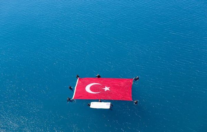 Antalya'da öğrenciler denizde bayrak açtı
