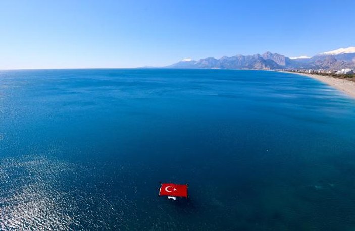 Antalya'da öğrenciler denizde bayrak açtı