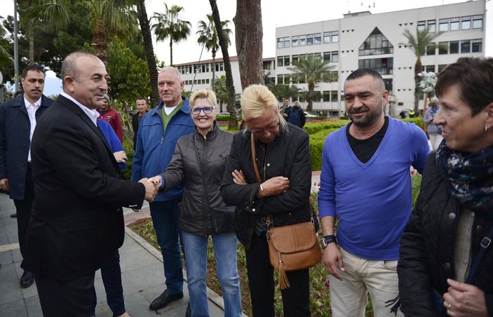 Hollanda vatandaşlarından Çavuşoğlu'na sürpriz