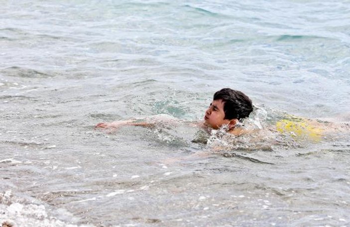 Antalya'da çocuklar yüzdü, büyükler güneşlendi