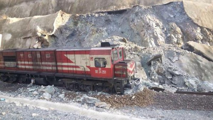 Heyelan nedeniyle yük treni raydan çıktı