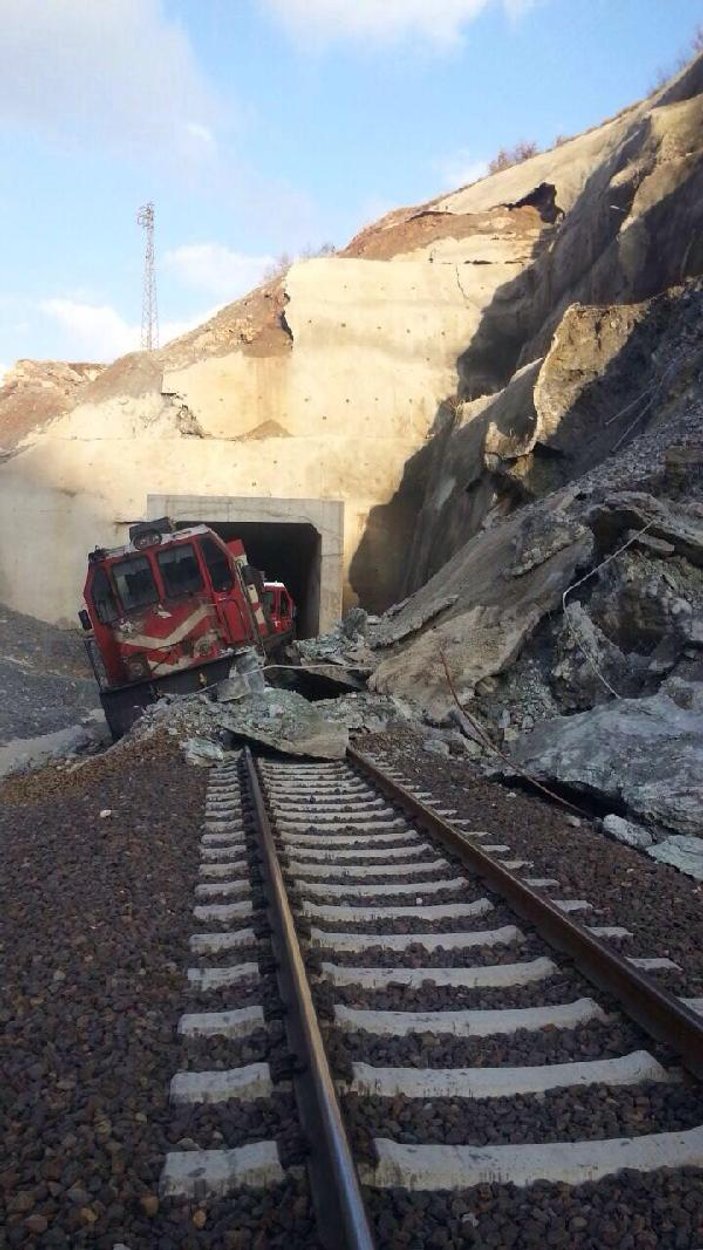 Heyelan nedeniyle yük treni raydan çıktı