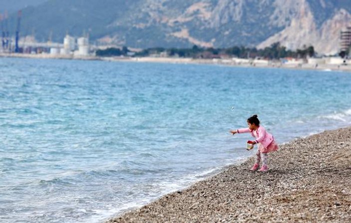Antalya'da çocuklar yüzdü, büyükler güneşlendi