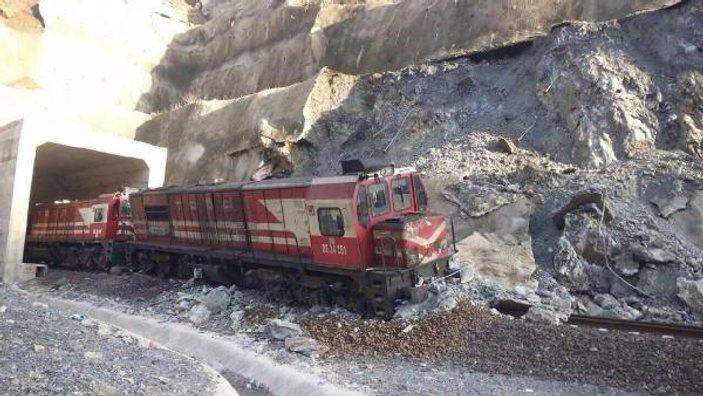 Heyelan nedeniyle yük treni raydan çıktı