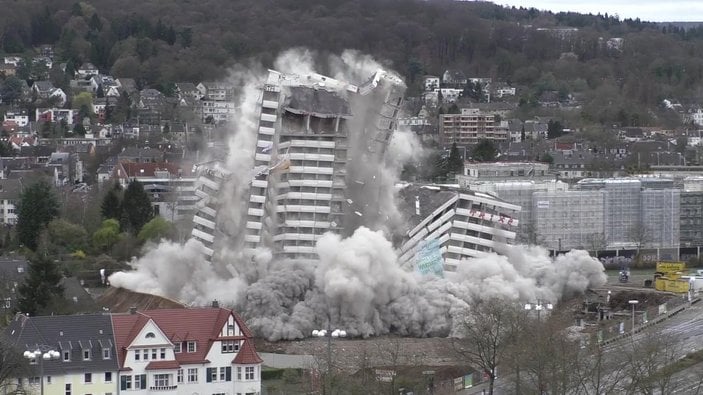 Almanya'da 18 katlı binanın patlatılma anı