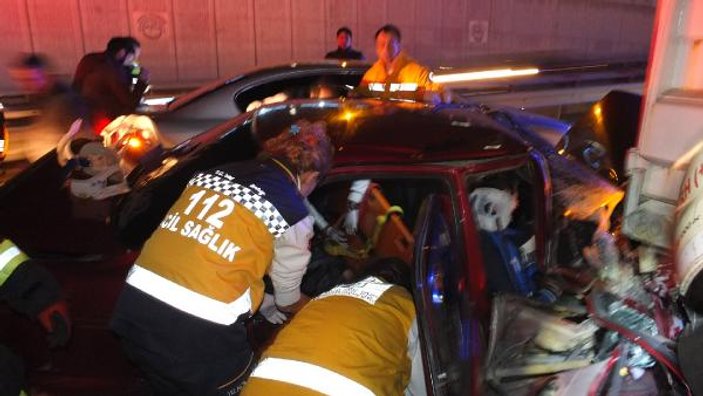 Kocaeli'nde otomobil TIR'ın altına girdi: 4 yaralı