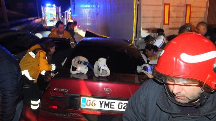Kocaeli'nde otomobil TIR'ın altına girdi: 4 yaralı