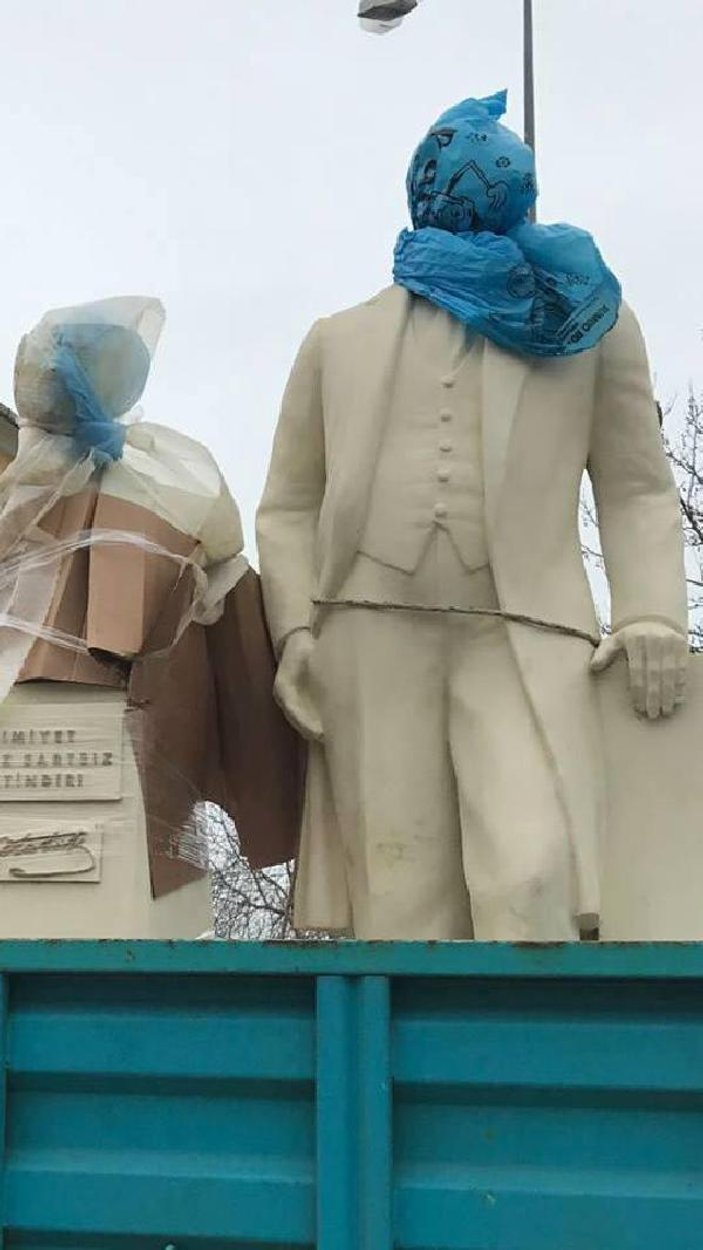 Atatürk heykelinin başına çöp poşeti sarıp taşıdılar