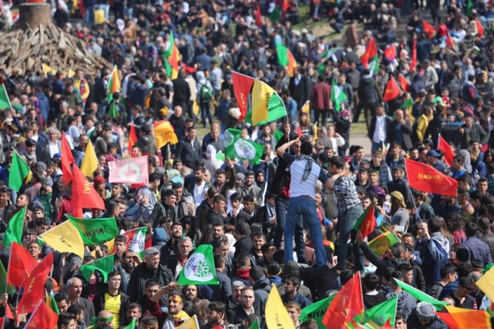 Diyarbakır'daki nevruz kutlamasında 'hayır' pankartları
