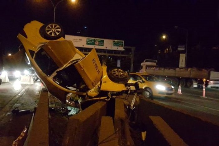 Kadıköy'de taksi beton bariyerlere çarptı: 1 ölü 2 yaralı