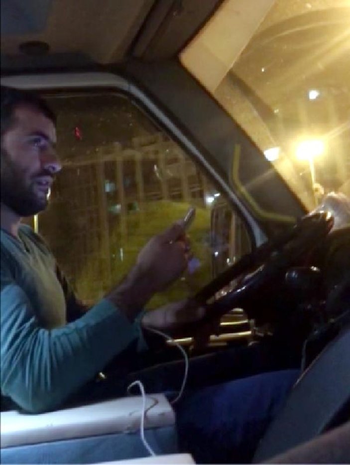 Adana'da minibüs şoförü direksiyonda dizi izledi