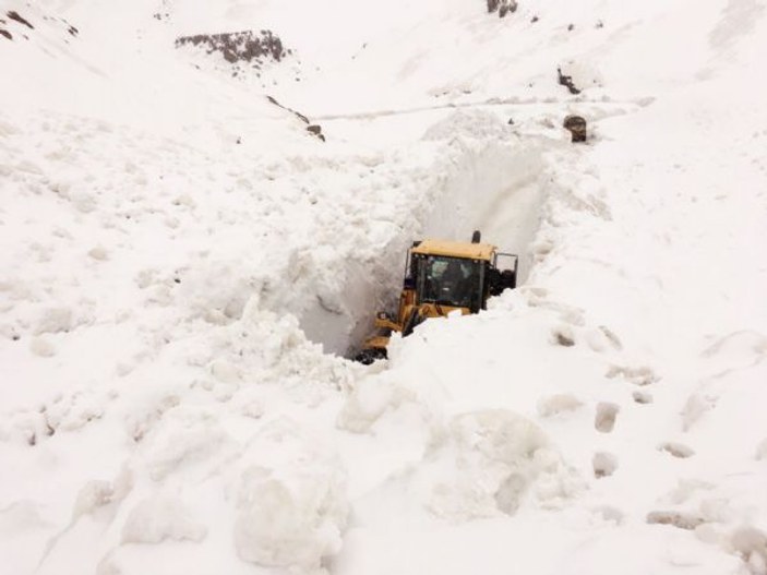 Hakkari'de askeri üs bölgeleri karla kaplandı