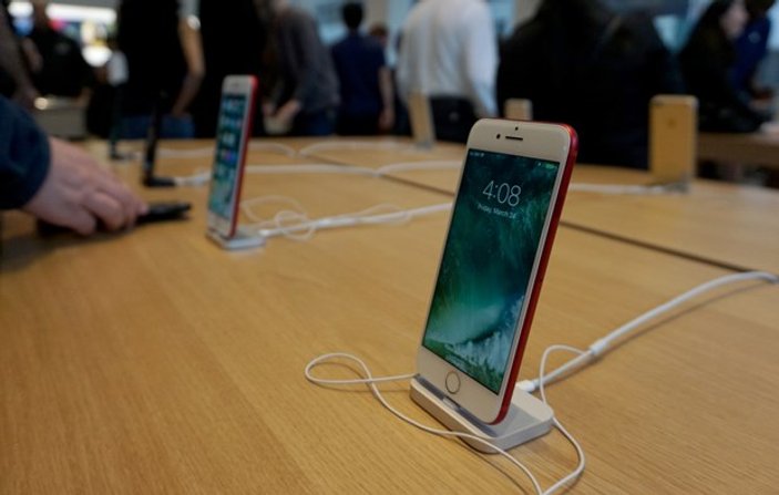 iPhone 7'nin kırmızı modeli satışa sunuldu