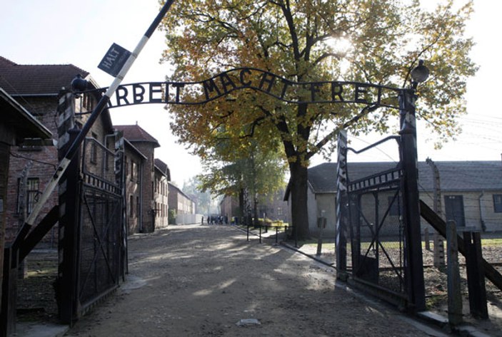 Çıplak eylemciler Auschwitz'de kanlı eylem yaptı