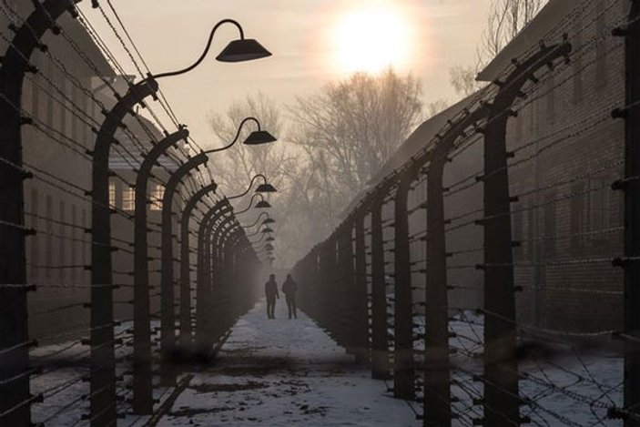 Çıplak eylemciler Auschwitz'de kanlı eylem yaptı