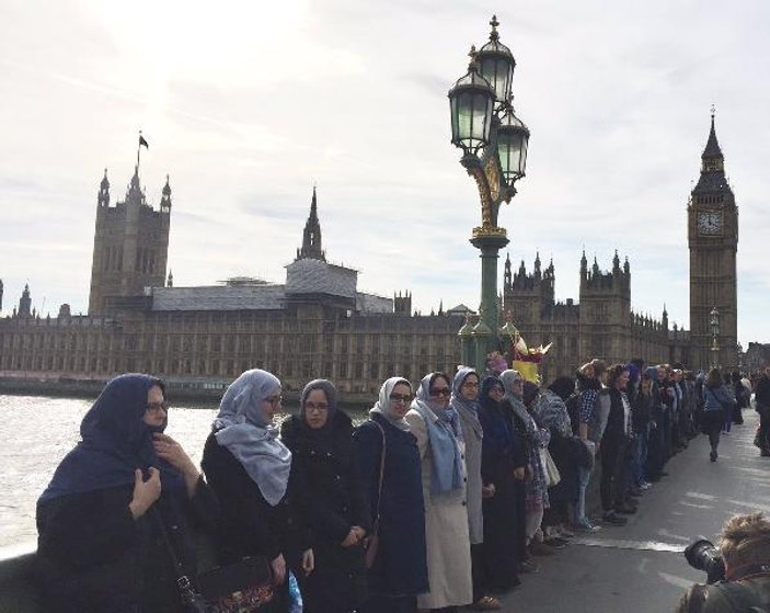 Londra'da Müslüman kadınlar teröre karşı zincir oluşturdu