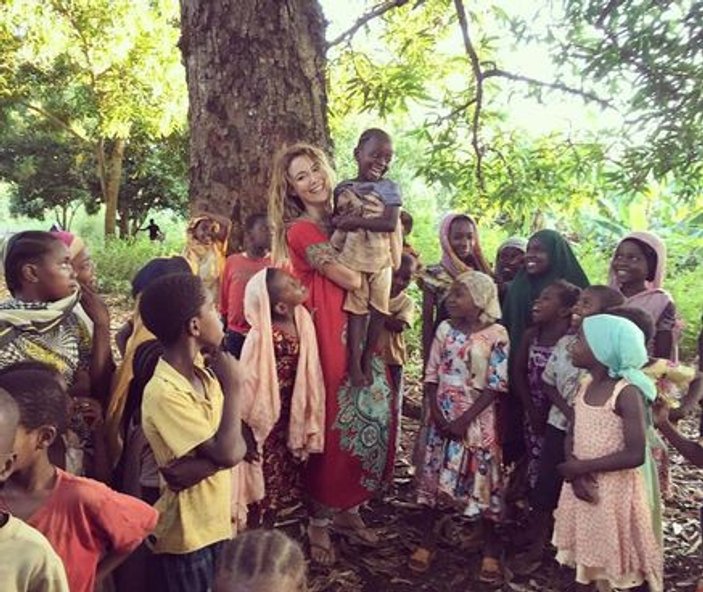 Gamze Özçelik kendini Afrikalı çocuklara adadı