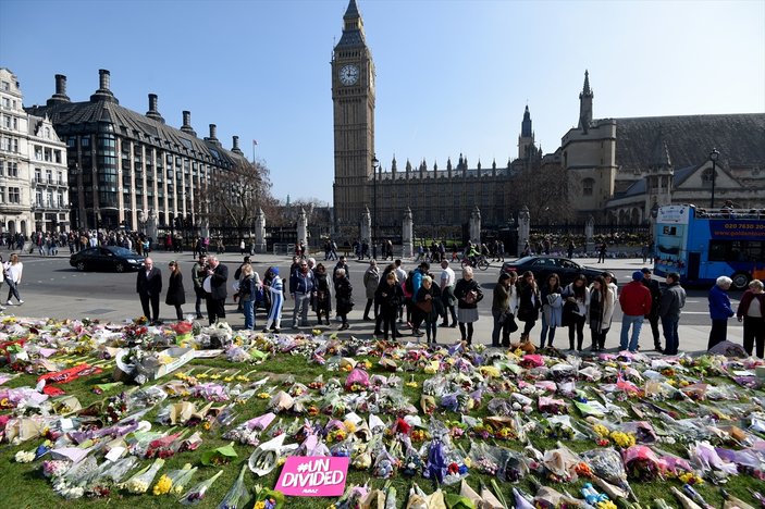 İngiltere'de terör çiçeklerle kınandı