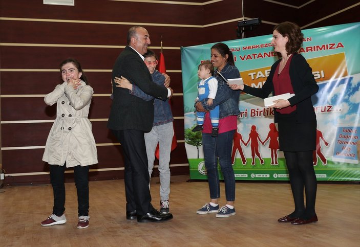 Bakan Çavuşoğlu engelli çocuklara tablet dağıttı