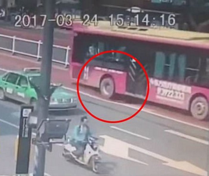 Çin'de yolcu dolu otobüs 3 metrelik çukura düşüyordu