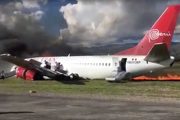 Peru'da içinde 141 yolcu bulunan uçak alev aldı