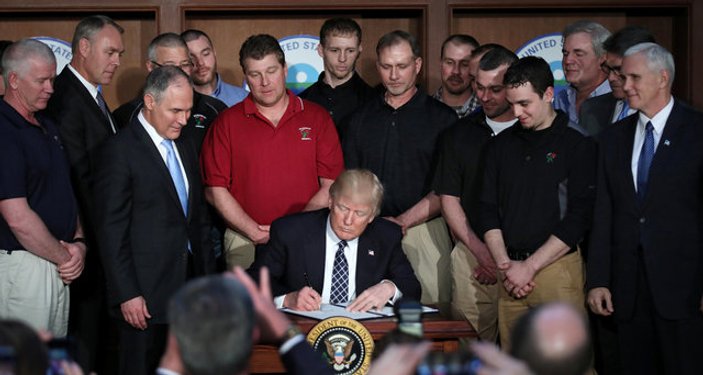 Trump çevresel regülasyonların iptalini imzaladı