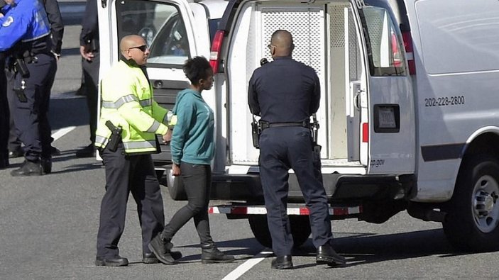 Washington'da polislerin üzerine aracını süren kadın