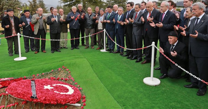 Kılıçdaroğlu Demirel'in mezarını ziyaret etti