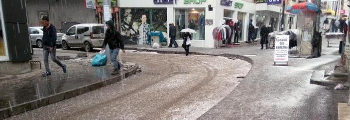 Erzurum'a kar, Ağrı'ya dolu yağdı