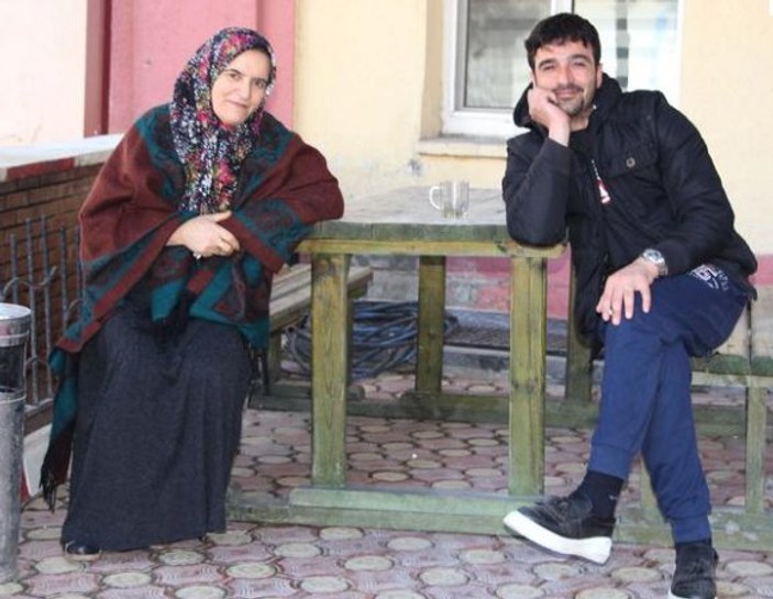 Sivas'ta hastane binası yıkımını çay içerek izlediler