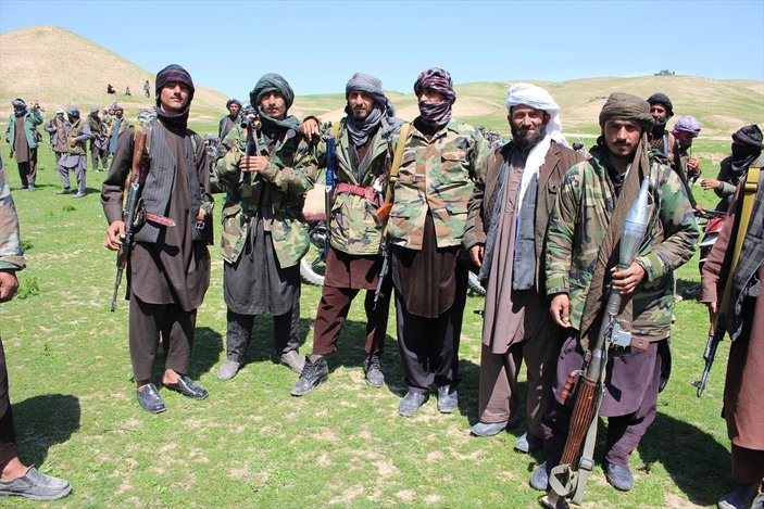 Afganistan'da 200 Taliban militanı silah bıraktı