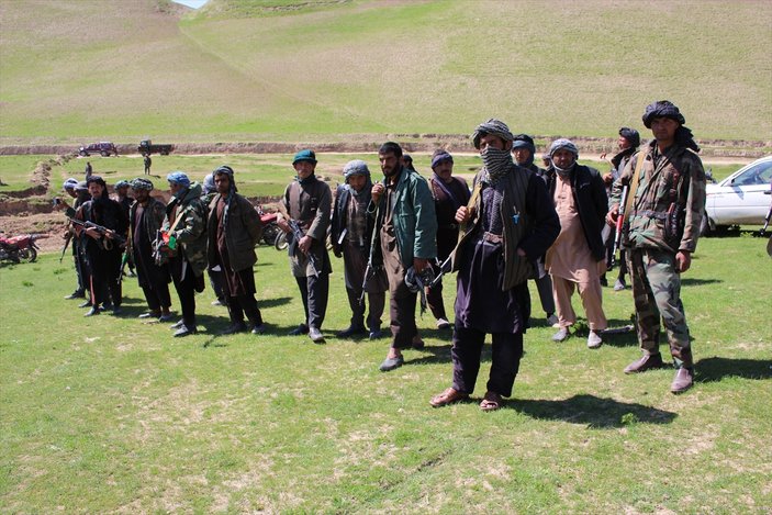 Afganistan'da 200 Taliban militanı silah bıraktı