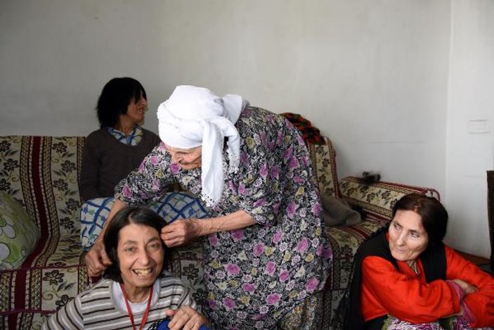 84 yaşında, tek başına 3 engelli kızına bakıyor