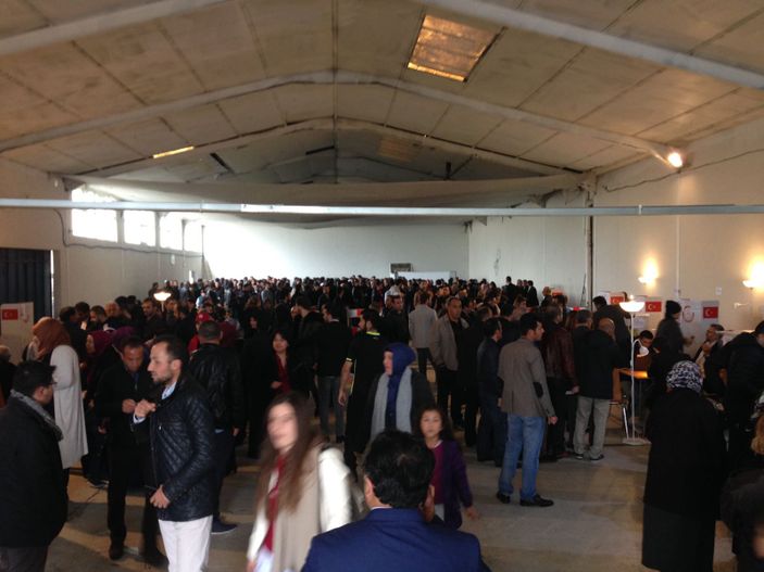 Fransa'da sandıklara yoğun ilgi