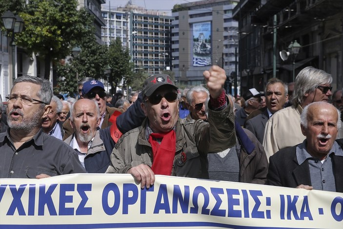 Yunan emeklilerden 'kemer sıkma' karşıtı gösteri