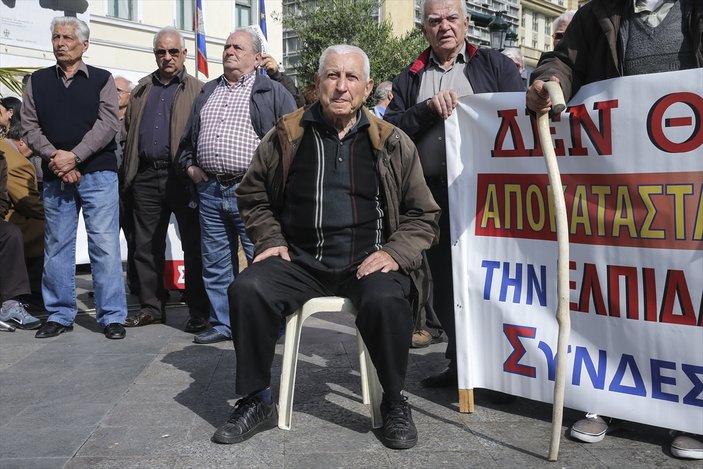 Yunan emeklilerden 'kemer sıkma' karşıtı gösteri