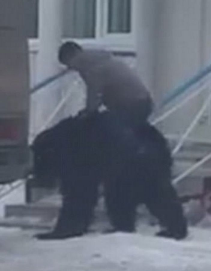 Rusya'da bir adam ayıya bindi