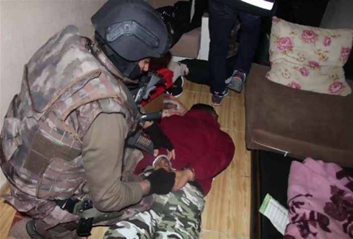 İzmir'de dev uyuşturucu operasyonu: Gözaltılar var