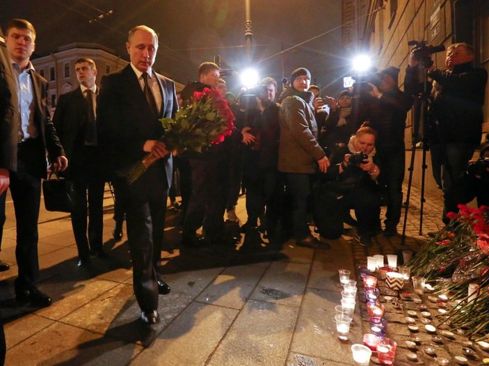 Putin, saldırının gerçekleştiği yere çiçek bıraktı